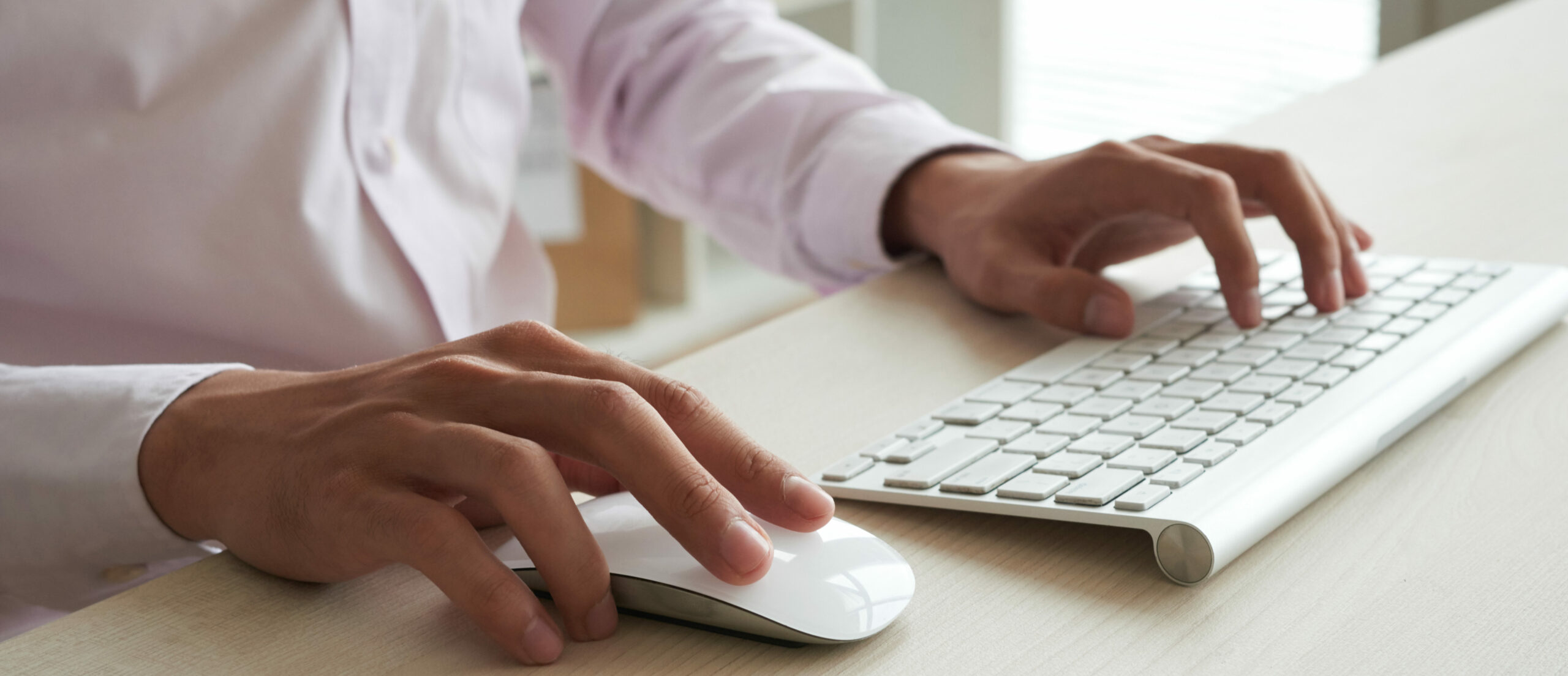 personne qui tape sur un clavier