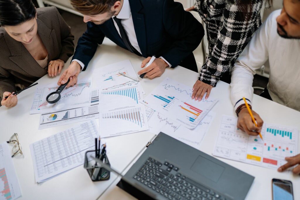 Équipe réunie autour de graphiques pour préparer un budget