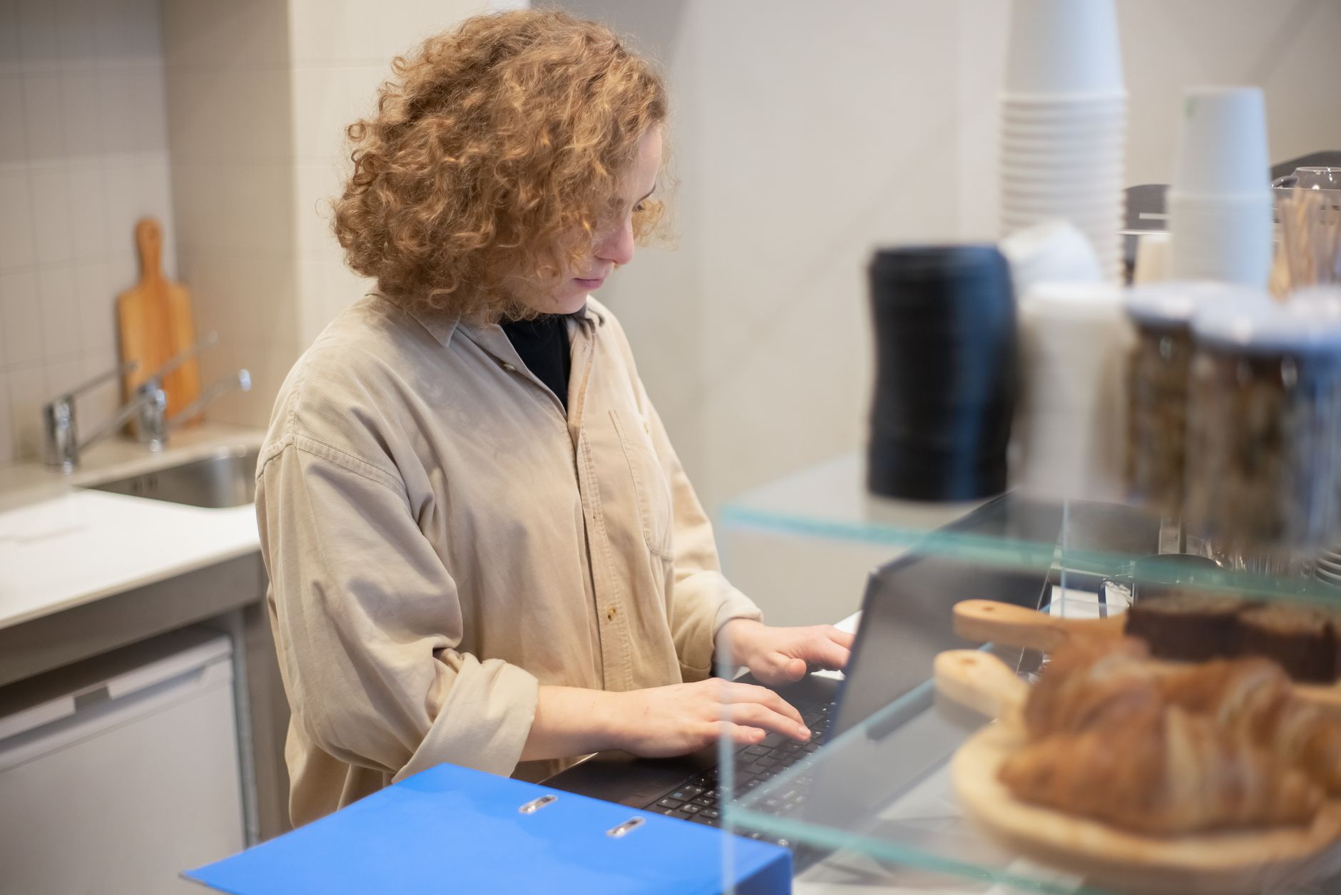 Commerçante devant son ordinateur portable derrière le comptoir de sa boutique