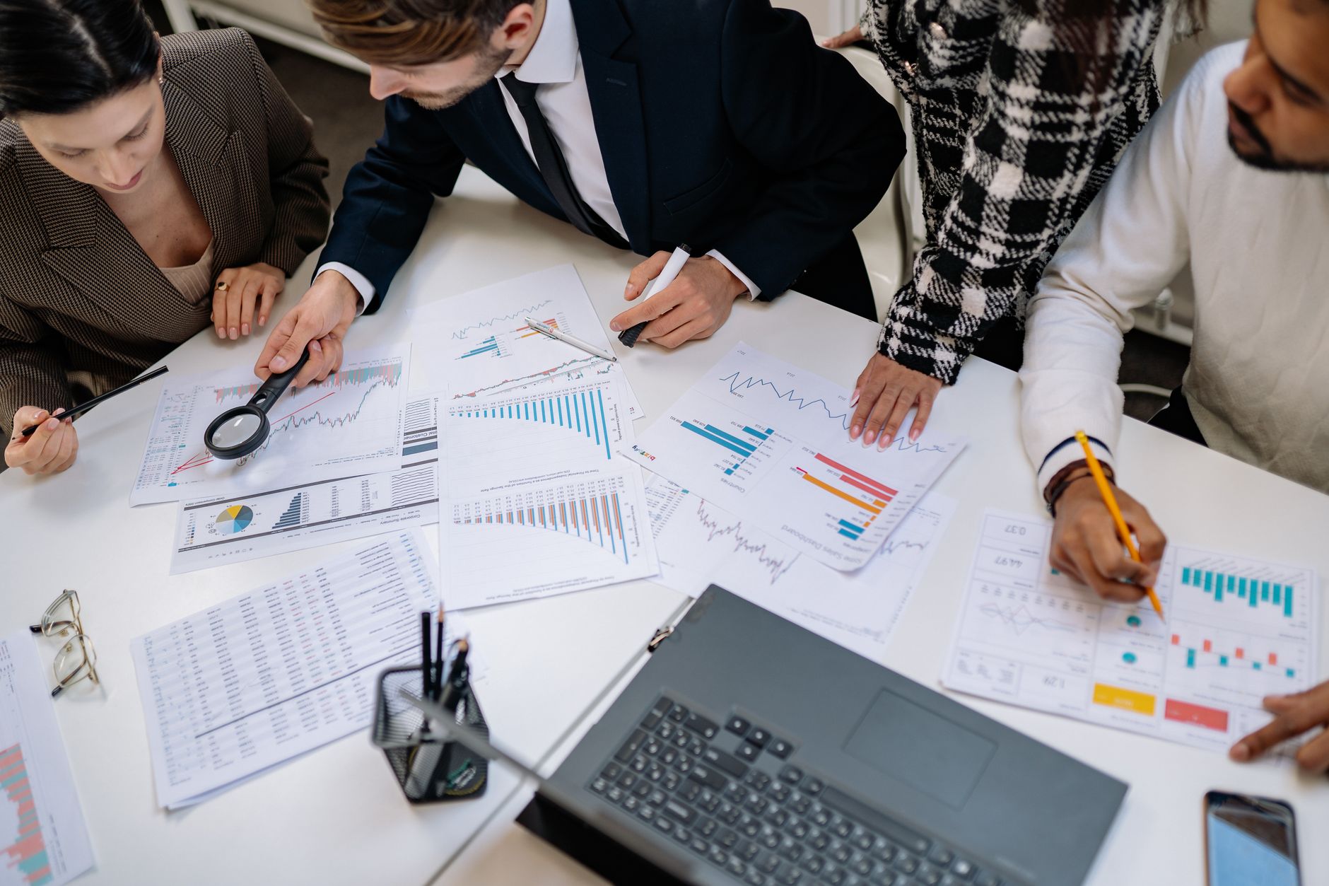 Équipe réunie autour de graphiques pour préparer un budget