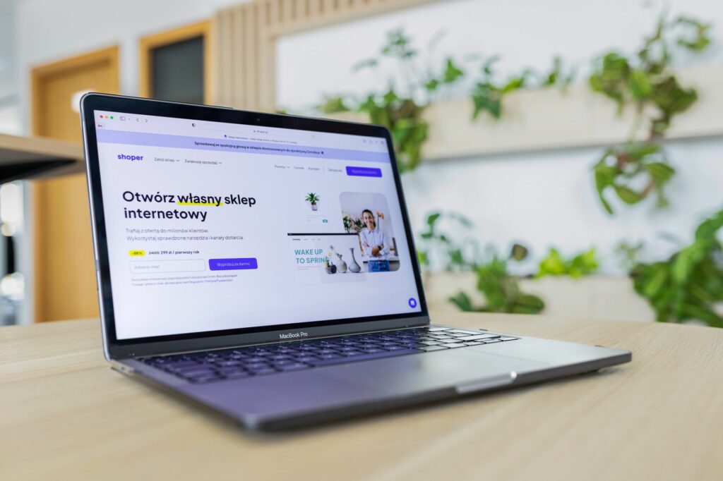 Gros plan d’un ordinateur portable affichant un site web dans un bureau moderne